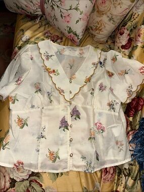Floral Scalloped-Collar Blouse - White with Gold Trim